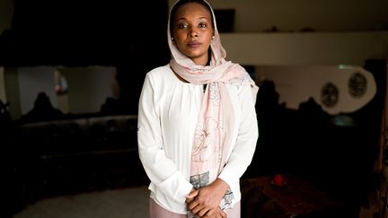 Shems Osman, 32 ans, employée dans une entreprise internationale, a étudié la psychologie au Canada.&nbsp;Elle a la citoyenneté canadienne, mais elle a choisi de rentrer au pays.&nbsp;"Au Soudan, la manière dont les femmes se comportent et dont elles sont traitées est nettement différente (du Canada), et je pense que cela tient davantage à notre culture africaine qu'à notre culture arabe. Les Soudanaises sont naturellement fortes. Elles sont donc en première ligne et participent à la révolution." (UMIT BEKTAS / REUTERS)