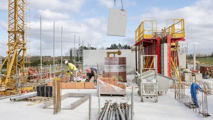 Des ouvriers sur un chantier de construction à Poitiers (Vienne), le 6 février 2023. (JEAN-FRANCOIS FORT / HANS LUCAS / AFP)