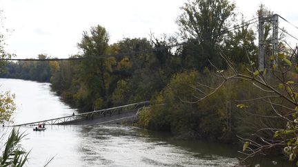 Des sauveteurs s'affairent près du pont de Mirepoix-sur-Tarn (Haute-Garonne) qui s'est effondré le 18 novembre 2019. (ERIC CABANIS / AFP)