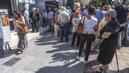 Des retrait&eacute;s attendent de retirer leur pension devant une banque &agrave; Ath&egrave;nes (Gr&egrave;ce), le 1er juillet 2015. (AYHAN MEHMET / ANADOLU AGENCY)