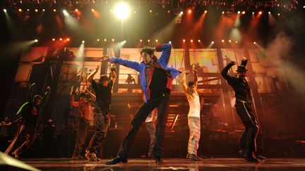 Michael Jackson en mai 2009, un mois avant sa mort, lors des r&eacute;p&eacute;titions de la tourn&eacute;e "This is it", une sc&egrave;ne issue du documentaire du m&ecirc;me nom sign&eacute; par Kenny Ortega. (RIA NOVOSTI /AFP)