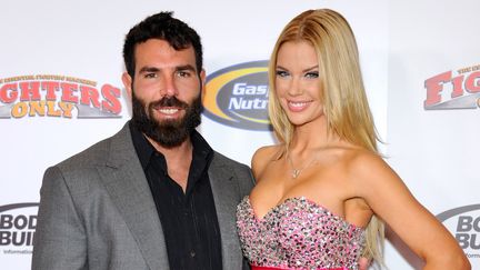 Le joueur de poker et jet-setteur Dan Bilzerian, accompagn&eacute; du mannequin Jessa Hinton, lors d'un gala d'arts martiaux, &agrave; Las Vegas (Etats-Unis), en novembre 2011. (ETHAN MILLER / GETTY IMAGES NORTH AMERICA / AFP)