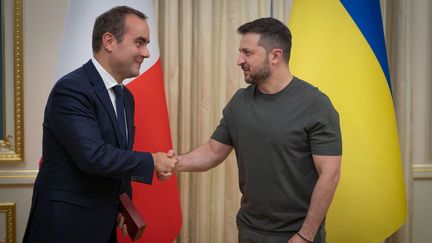 Le président ukrainien Volodymyr Zelensky et le ministre français des Armées Sébastien Lecornu, le 28 septembre 2023 à Kiev (Ukraine). (HANDOUT / UKRAINIAN PRESIDENTIAL PRESS SERVICE / AFP)