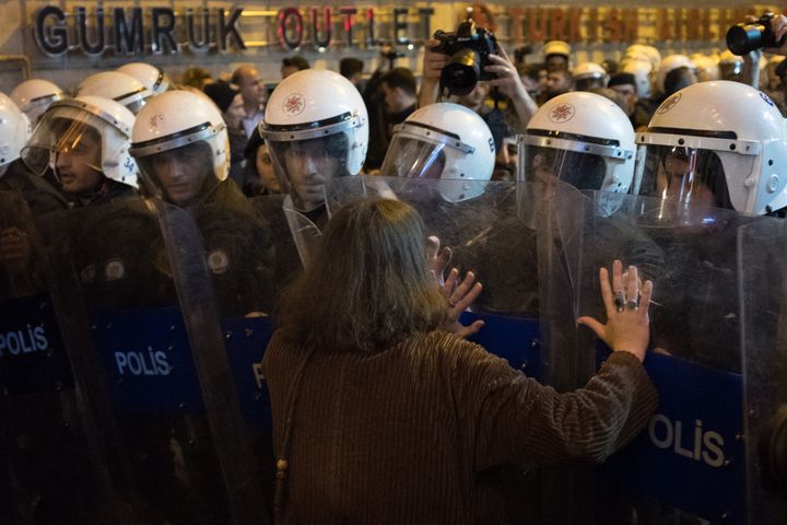 Istanbul, le 8 mars 2020. L'année dernière, en dépit de l'interdiction de manifester, des milliers de femmes, comme beaucoup cette année encore, ont défié le pouvoir, ses interdictions et sa police, près de la Place Taksim au coeur de la ville.&nbsp; (MARIE TIHON / HANS LUCAS / AFP)