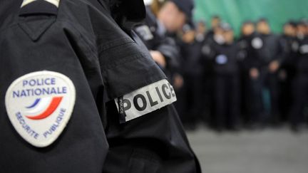 Un (vrai) policier &agrave; Marseille (Bouche-du-Rh&ocirc;ne), le 9 novembre 2013.&nbsp; (BORIS HORVAT / AFP)