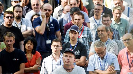 Les salariés d'Alstom à Belfort (Territoire de Belfort) assistent à une assemblée générale, devant leur usine, mardi 13 septembre 2016. (SEBASTIEN BOZON / AFP)