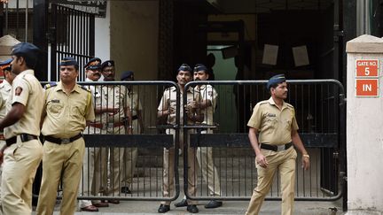 Des policiers surveillent l'entrée du tribunal de Bombay (Inde), le 8 février 2016. (PUNIT PARANJPE / AFP)