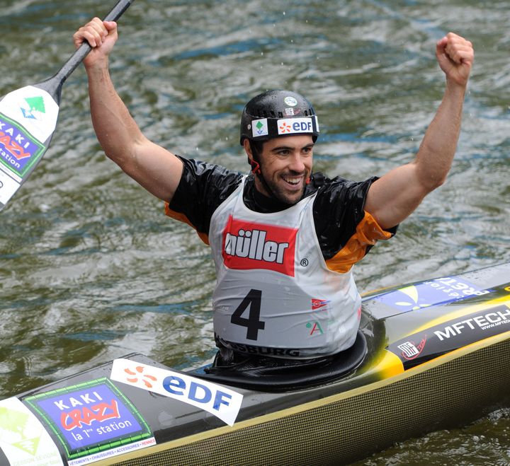 Guillaume Alzingre termine premier lors des championnats du monde de cano&euml;-kayak en sprint &agrave; Augsburg (Allemagne), le 11 juin 2011. (CHRISTOF STACHE / AFP)