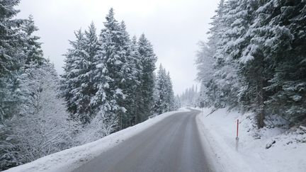 Une route de montagne cet hiver dans le Tyrol, sur les hauteurs de Stans.&nbsp; (Photo Emmanuel Langlois / franceinfo)