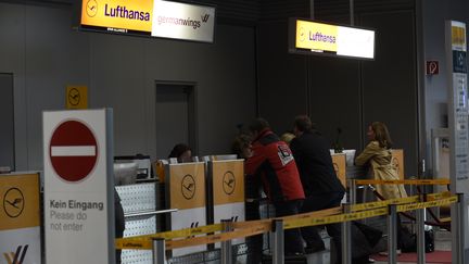 Les guichets de Lufthansa et Germanwings &agrave; l'a&eacute;roport de D&uuml;sseldorf (Allemagne), le 24 mars 2015. (JOHN THYS / BELGA MAG / AFP)