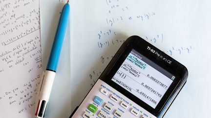 Une calculatrice d'élève de terminale scientifique photographiée le 30 mars 2020, à Versailles (Yvelines). (KARINE PERON LE OUAY / AFP)