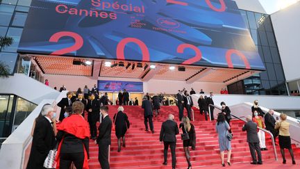 Les invités arrivent le 27 octobre 2020 au Palais des Congrès de Cannes, où se tient une édition symbolique du festival de Cannes. (VALERY HACHE / AFP)