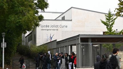 Des élèves devant le lycée Joliot-Curie de Nanterre (Hauts-de-Seine), le 17 octobre 2022.&nbsp; (BERTRAND GUAY / AFP)