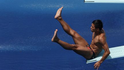 Le Chinois Sun Zhiyi glisse sur le plongeoir au moment de s'&eacute;lancer lors d'une &eacute;preuve de plongeon, aux championnats du monde de natation &agrave; Barcelone (Espagne), le 20 juillet 2013. (GUSTAU NACARINO / REUTERS)