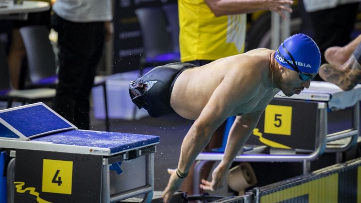 Un nageur colombien doublement amputé plonge dans la piscine des Invictus Games à Düsseldorf, en Allemagne, le 13 septembre 2023. (CHRISTOPH REICHWEIN / DPA / AFP)