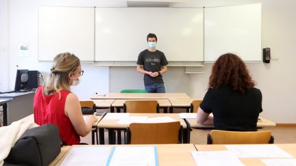 Un élève de terminale passe l'épreuve du Grand oral au lycée Jean-Jacques Henner d'Altkirch, en Alsace.&nbsp; (DAREK SZUSTER / MAXPPP)