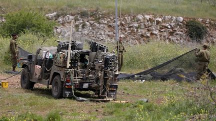 Des soldats israéliens, le 7 avril 2023 près du kibboutz de Malkiya (Israël), près de la frontière libanaise. (JALAA MAREY / AFP)