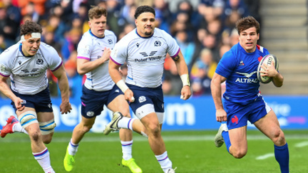 Antoine Dupont affronte avec les Bleus l'Ecosse, dans le cadre du Tournoi des six nations, le 26 février 2022 à Edimbourg (Ecosse). (AFP)