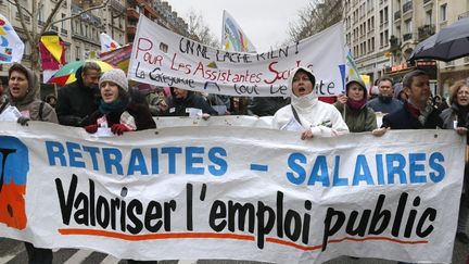 Des fonctionnaires participent &agrave; une manifestation pour leur pouvoir d'achat, le 31 janvier 2013 &agrave; Paris. (PIERRE VERDY / AFP)