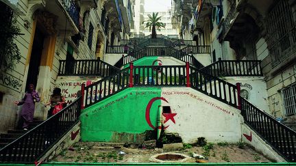 Il a débuté sa carrière de photographe auteur à l’agence Viva en 1973. Sa démarche est essentiellement portée vers l’humain et la cité: Innus au Canada, sous-prolétariat en France, enfants au travail à Naples, communautés de Marseille, Cité radieuse du Corbusier, lieux de mémoire en Algérie, villes de Casablanca et d’Alger, ancien camp d’internement et de déportation des Milles… Il travaille actuellement sur des projets concernant les héritages politiques et culturels: mémoire historique de l’Europe et parcours migratoires et identitaires. (Yves Jeanmougin)