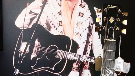 La guitare Gibson Dove offerte à Elvis par son père en 1969.
 (Astrid Stawiarz / GETTY IMAGES NORTH AMERICA / AFP)