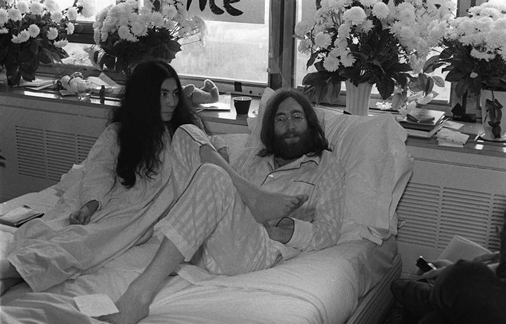 Yoko Ono et John Lennon le 26 mai 1969 lors de leur "bed in pour la paix" à Montréal
 (VAGNINI BRUNO/SIPA)