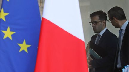 Ismaël Emelien (à gauche), quand il était conseiller spécial d'Emmanuel Macron, avec le secrétaire général de l'Elysée, Alexis Kohler, le 17 janvier 2018 à l'Elysée à Paris. (LUDOVIC MARIN / AFP)