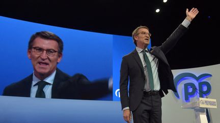 Alberto Núñez Feijóo, le nouveau&nbsp;président du Parti populaire (PP), à Séville (Espagne), le 2 avril 2022. (CRISTINA QUICLER / AFP)