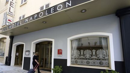 Une femme entre dans l'hôtel Napoléon à Ajaccio en Corse. (Photo d'illustration) (PASCAL POCHARD-CASABIANCA / AFP)