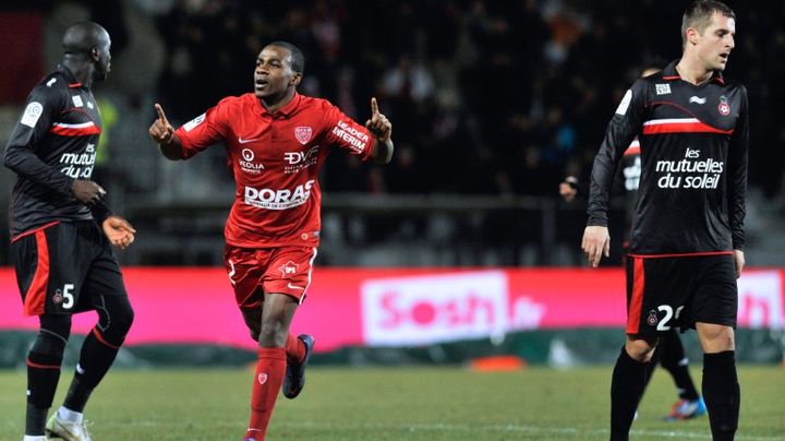 Le Dijonnais Gael Kakuta (centre), le 18 f&eacute;vrier face &agrave; Nice. (JEFF PACHOUD / AFP)