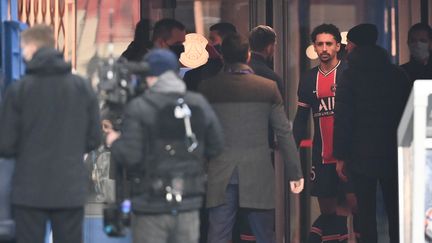 Le capitaine du PSG,&nbsp;Marquinhos, quelques minutes après l'interruption de la rencontre qui opposait son club au&nbsp;Basaksehir, au Parc des Princes (Paris), le 8 décembre 2020. (FRANCK FIFE / AFP)