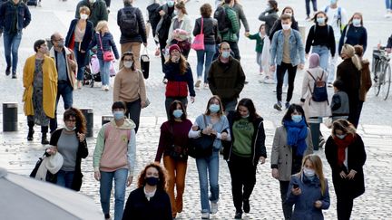 Des personnes portant de masque dans la rue en raison d'une résurgence du Covid-19. (MARC OLLIVIER / MAXPPP)