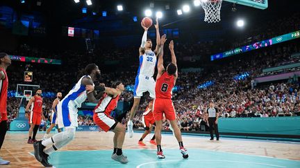 Victor Wembanyama lors du quart de finale du tournoi olympique opposant l'équipe de France de baskeball masculine à celle du Canada à l'Arena de Bercy, le mardi 6 août 2024. (DAMIEN MEYER / AFP)