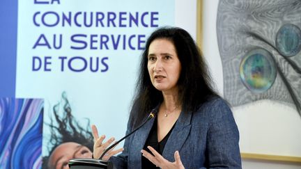 La présidente de l'Autorité de la concurrence, Isabelle de Silva, parle lors d'une conférence de presse au siège de l'Autorité à Paris, le 9 juillet 2019. (ERIC PIERMONT / AFP)