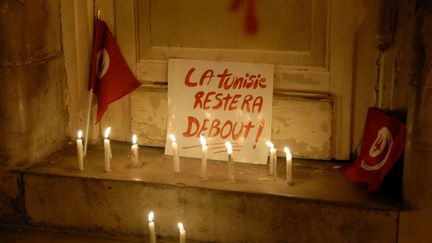 Une affiche d&eacute;pos&eacute;e lors d'un rassemblement en r&eacute;action &agrave; l'attaque du mus&eacute;e du Bardo, &agrave; Tunis, le 18 mars 2015.&nbsp; (SOFIENE HAMDAOUI / AFP)