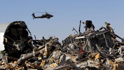 &nbsp; (Les recherches ont repris dimanche matin sur le lieu où se trouvent les débris de l'avion, qui sont éparpillés sur plus de 15 km carrés © REUTERS/Mohamed Abd El Ghany)