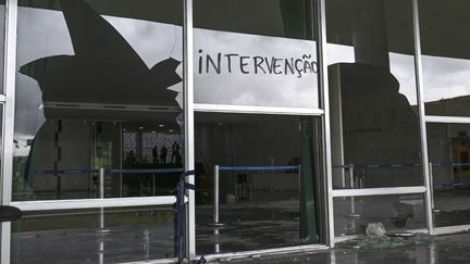 La façade vandalisée du Congrès national, à Brasilia (Brésil), le 9 janvier 2022. (CARL DE SOUZA / AFP)