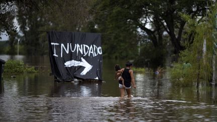 Une femme et son bébé dans les rues de Concordia&nbsp;(Argentine), le 29 décembre 2015.&nbsp; (AFP)