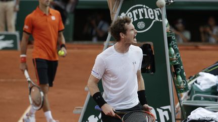 Andy Murray et Novak Djokovic vont devoir patienter une nuit avant de se retrouver (KENZO TRIBOUILLARD / AFP)