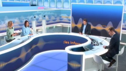 Autour de Marc Fauvelle et Renaud Dély, les informés débattent de l'actualité, jeudi 15 décembre. (FRANCEINFO / RADIOFRANCE)