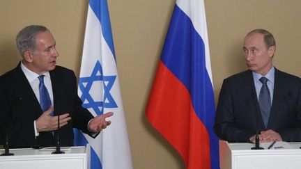 Lors d'une rencontre à Sotchi, le14 mai 2013, Vladimir Poutine demande à Benjamin Netanyahu d'éviter tout acte pouvant déstabiliser la Syrie. (AFP PHOTO/POOL/Maxim Shipenkov)