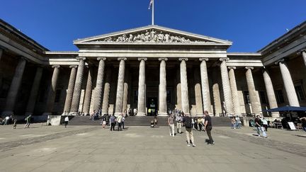 Entrée du British Museum, le 5 septembre 2023. (BEHLUL CETINKAYA / ANADOLU AGENCY)