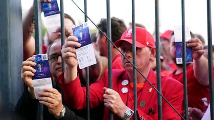 Des supporters de Liverpool bloqués à l'extérieur du Stade de France (Seine-Saint-Denis) le 28 mai 2022 (ADAM DAVY / MAXPPP)