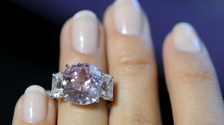 Le 6 mai, une employ&eacute;e de Sotheby's pr&eacute;sente le diamant rose de 8,72 carats vendu la semaine suivante &agrave; Gen&egrave;ve (Suisse). (MARTIAL TREZZINI / AP / SIPA)