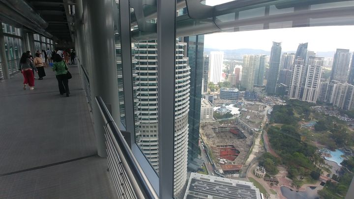 Vue de la passerelle vetigineuse qui relie les deux tours jumelles Petronas de Kuala Lumpur (EMMANUEL LANGLOIS / FRANCEINFO)