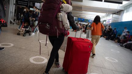 Des voyageurs dans la gare Montparnasse, à Paris, le 2 avril 2021. (SANDRINE MARTY / HANS LUCAS / AFP)