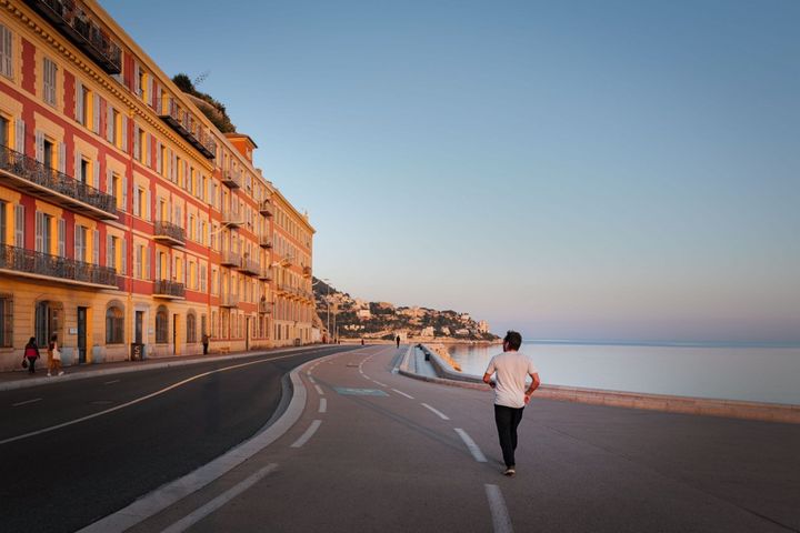 Un joggeur&nbsp;court le long de la mer, le 8 avril 2020, à Nice (Alpes-Maritimes). (ARI? BOTBOL / HANS LUCAS)