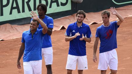 De gauche à droite, Jo-Wilfried Tsonga, Gael Monfils, Gilles Simon and Richard Gasquet célèbrent leur victoire face au&nbsp;Canada le 6 mars 2016, au stade Velodrome de Baie-Mahault, en&nbsp;Guadeloupe.  (MIGUEL MEDINA / AFP)