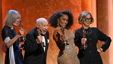 Au centre de la photo, Mel Brooks et Angela Bassett lors de la cérémonie de remise des Oscars d'honneur. Les deux autres récipiendaires de la soirée sont la monteuse Carol Littleton (à gauche) et la cinéaste Michelle Satter (à droite de la photo) qui a reçu le prix humanitaire Jean Hersholt. (ROBYN BECK / AFP)