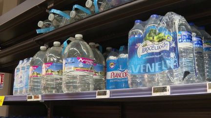 Une proposition de loi a été déposée pour interdire les bouteilles en plastique de moins de 50 centilitres à partir de 2027.